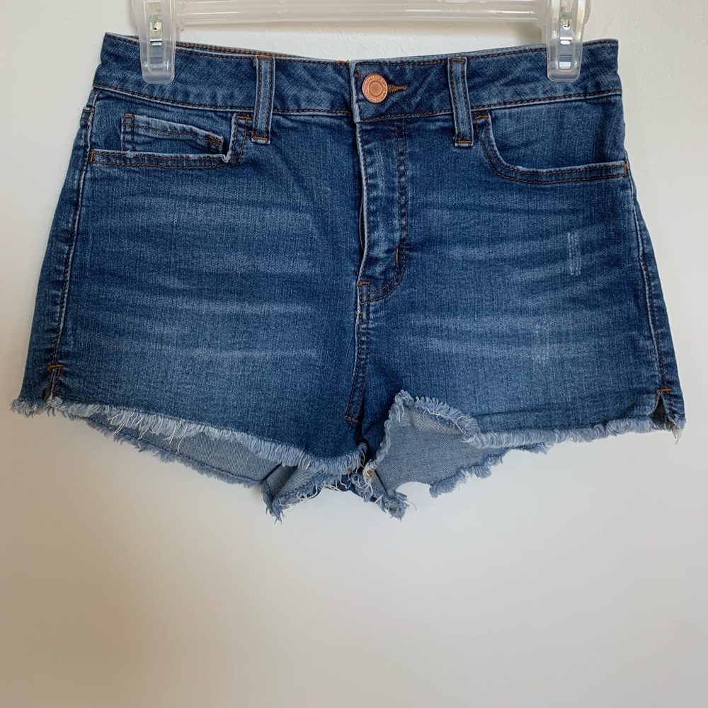 SO low rise medium wash distressed shorts size 6